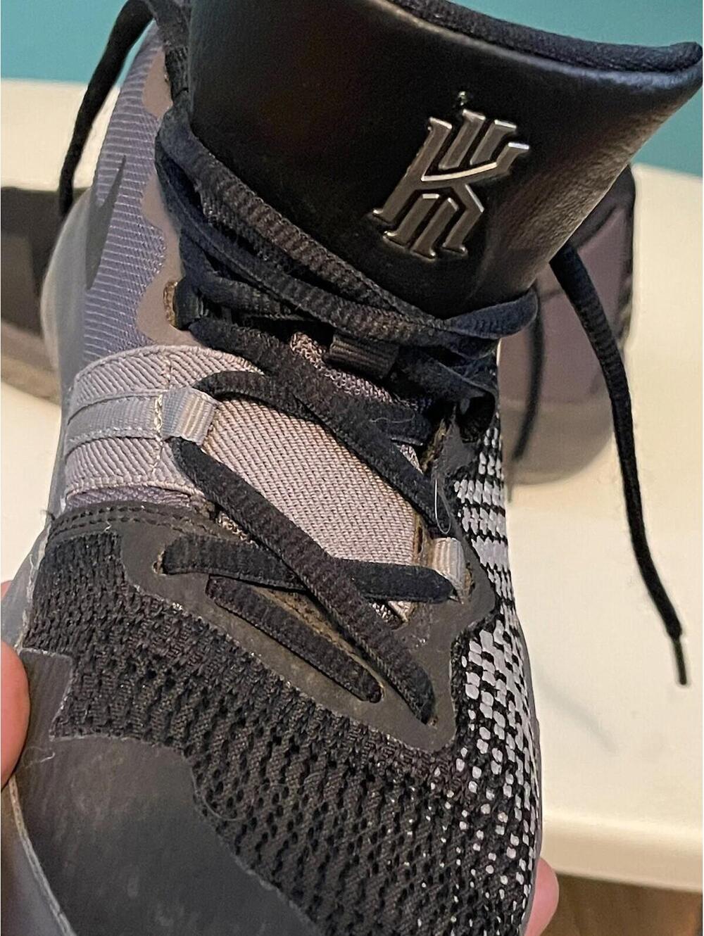Nike Kyrie Irving Flytrap Size Youth 6.5Y Women's 8 Black Sneakers